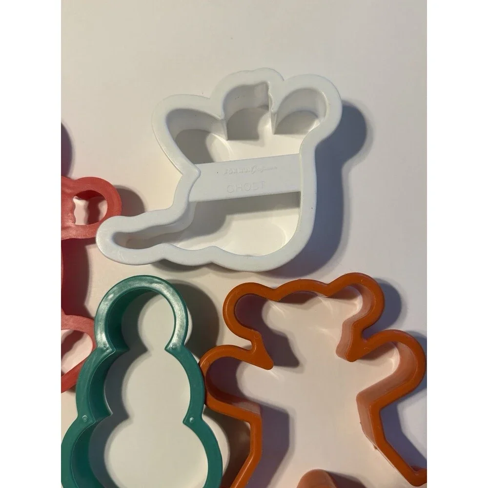 Mixed Lot of 18 Cookie Cutters Cat Pumpkin Snowman Camel Bear Gingerbread Man